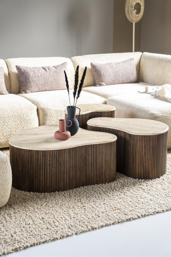 Beistelltisch Mari Mangoholz in einem Wohnzimmer mit einem beigefarbenen Sofa und Teppich, mit zwei Vasen - Eleonora
