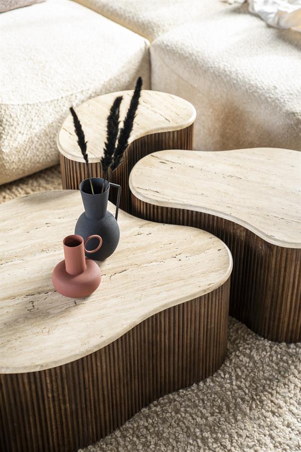 Drei Mari Beistelltische aus Mangoholz mit Travertinplatte in einem Wohnzimmer mit beiger Couch und Teppich - Eleonora