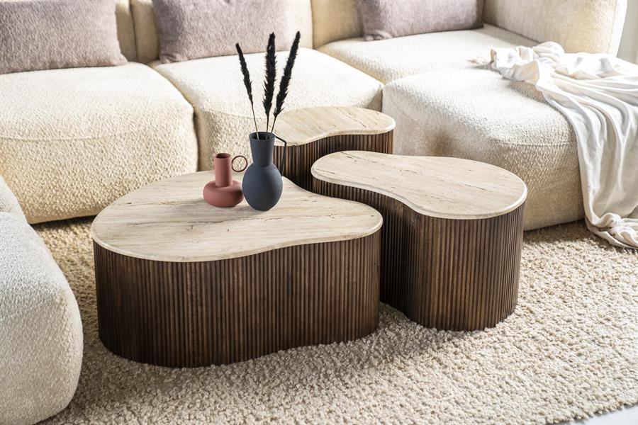 Beistelltisch Mari Mangoholz in einem Wohnzimmer-Ambiente mit cremefarbenem Sofa und Teppich - Eleonora