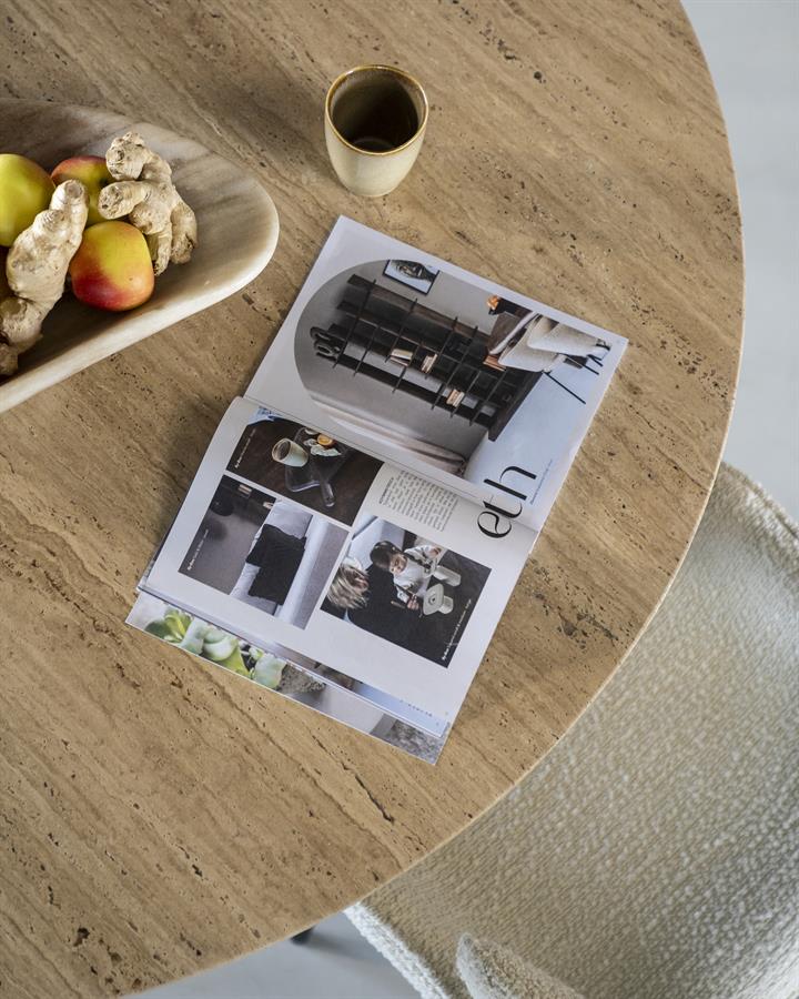 Esstisch Aikin mit einer Zeitschrift, Obstschale und einer Tasse darauf, von oben gesehen - Eleonora