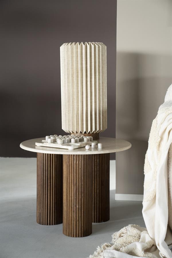 Beistelltisch Xavi Marmor in einem modernen Wohnzimmerambiente, mit einer Lampe und einem Spiel auf der Platte - Eleonora