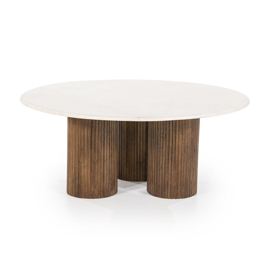 Couchtisch Xavi Marmor mit runder weißer Platte und drei geriffelten Holzbeinen auf weißem Hintergrund - Eleonora