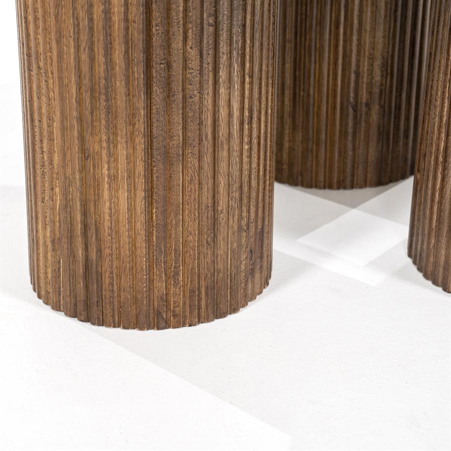 Detailaufnahme der geriffelten Holzbeine des Couchtischs Xavi Marmor auf weißem Hintergrund - Eleonora