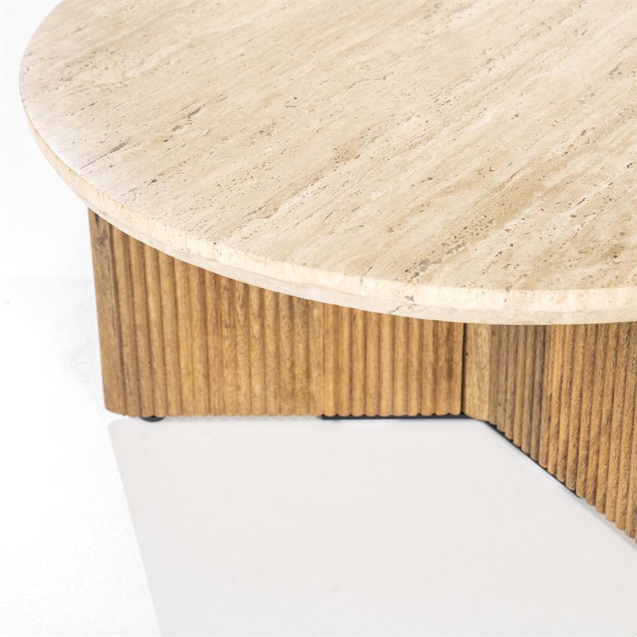 Detail des runden Couchtisch Sara Mangoholz mit gerilltem Fuß auf weißem Hintergrund - Eleonora