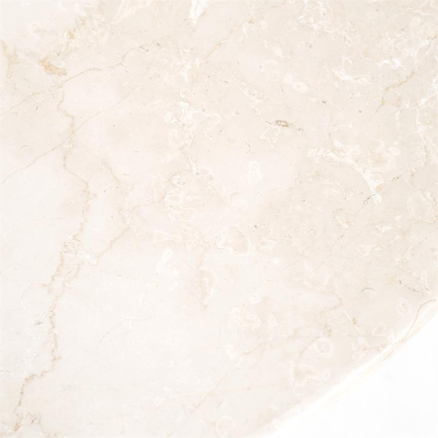 Detailaufnahme der hellen Marmorplatte des Couchtischs Sara Mangoholz, mit natürlicher Maserung - Eleonora