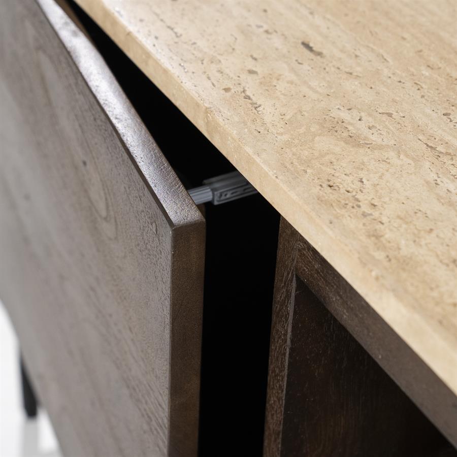 Nahaufnahme der offenen Schublade des TV-Möbel Lio 170 cm 2-türig Mangoholz mit einer hellen Marmorplatte - Eleonora