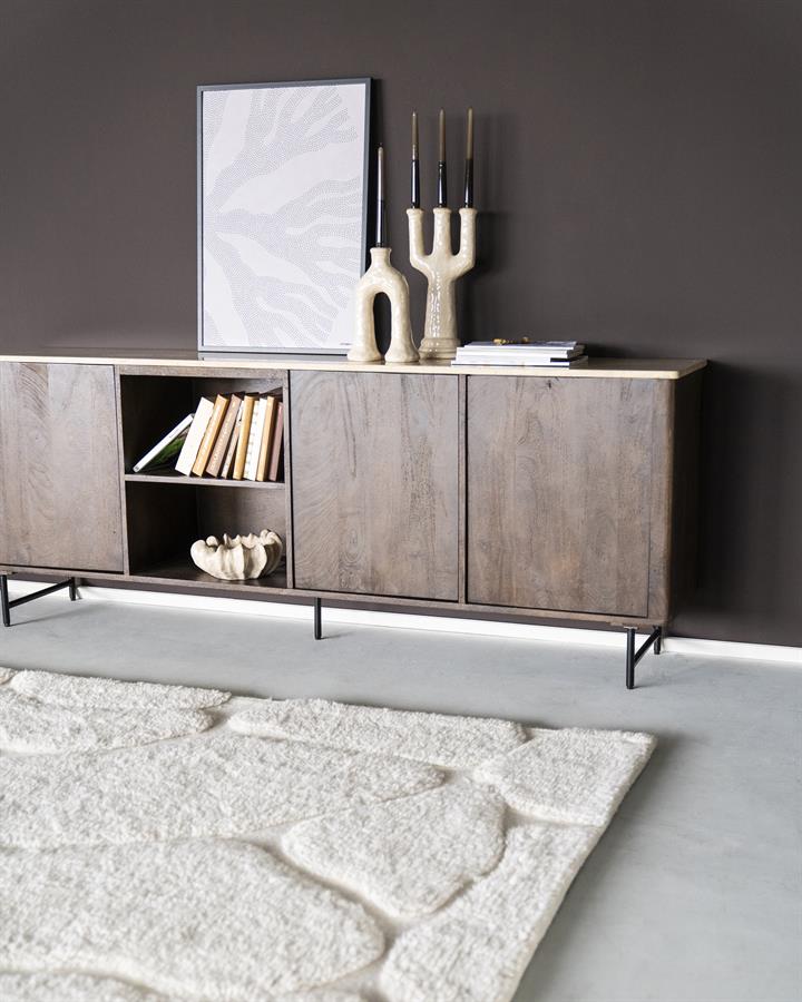 Sideboard Lio 3-türig Mangoholz in einer stimmungsvollen Wohnzimmerumgebung mit Dekoration und Teppich - Eleonora