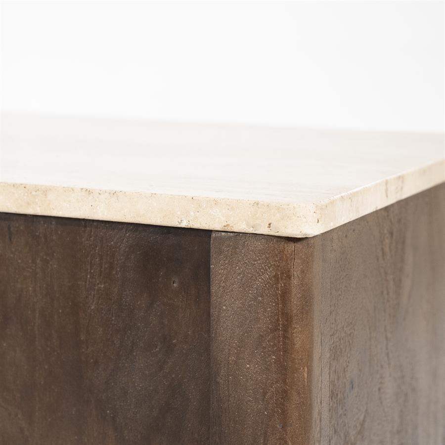 Nahaufnahme der Ecke des Sideboard Lio 3-türig Mangoholz mit heller Oberseite und dunkler Holzseite - Eleonora