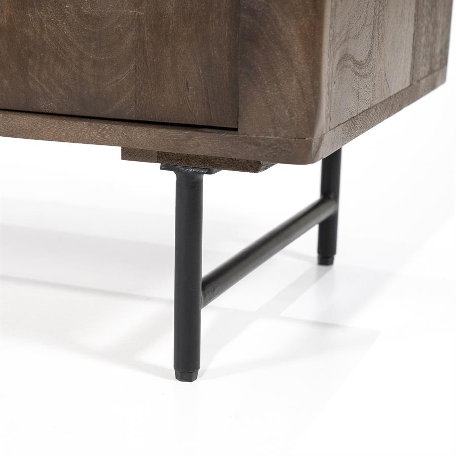 Detailaufnahme der schwarzen Metallbeine unter dem Sideboard Lio 3-türig Mangoholz auf weißem Hintergrund - Eleonora