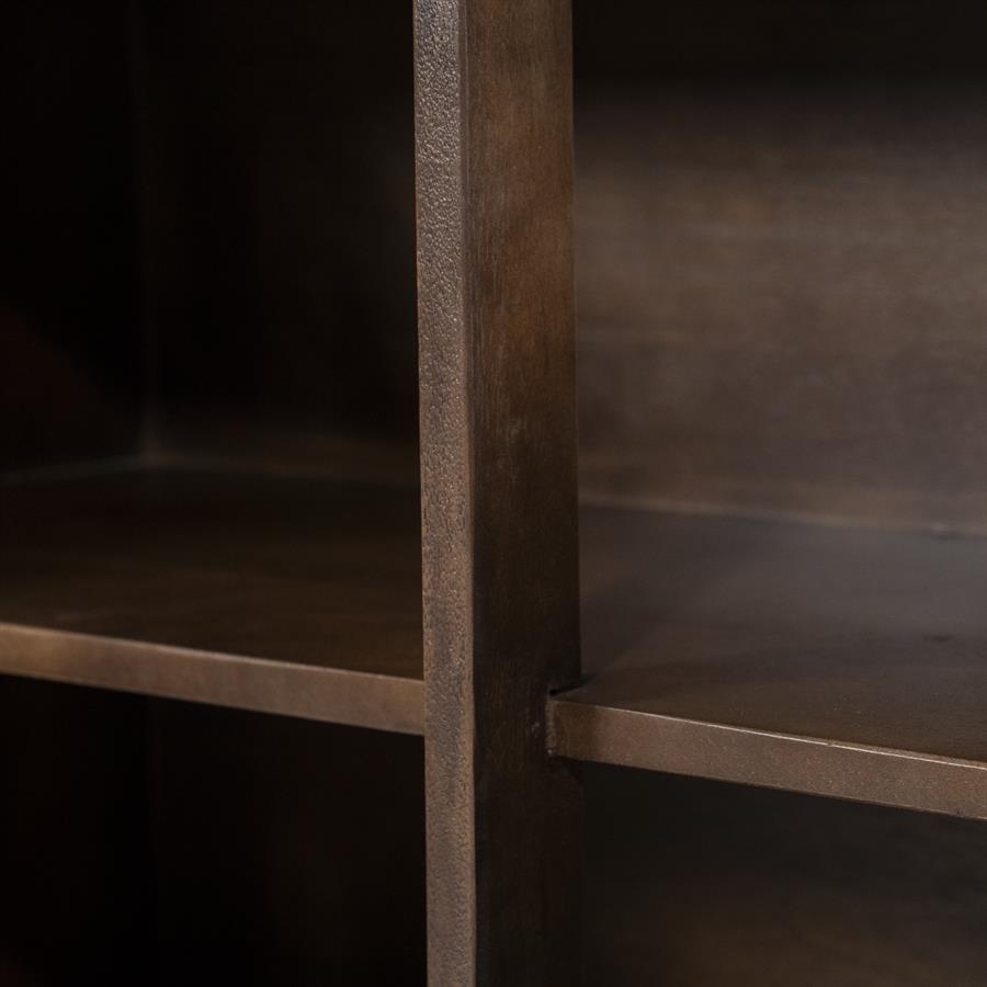 Detailaufnahme der dunkelbraunen Holzregale und -pfosten des Sideboard Lio 3-türig Mangoholz - Eleonora