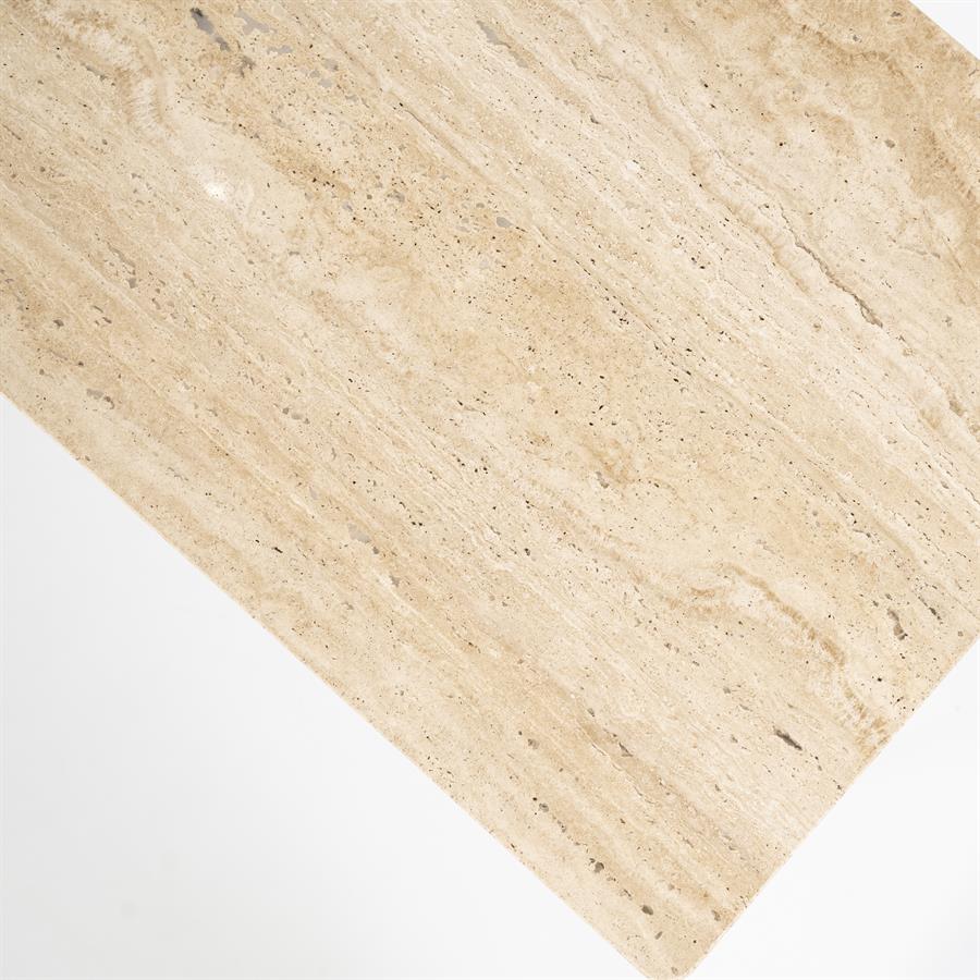 Nahaufnahme des Sideboards Lio, mit Fokus auf die Textur des Mangoholzes - Eleonora