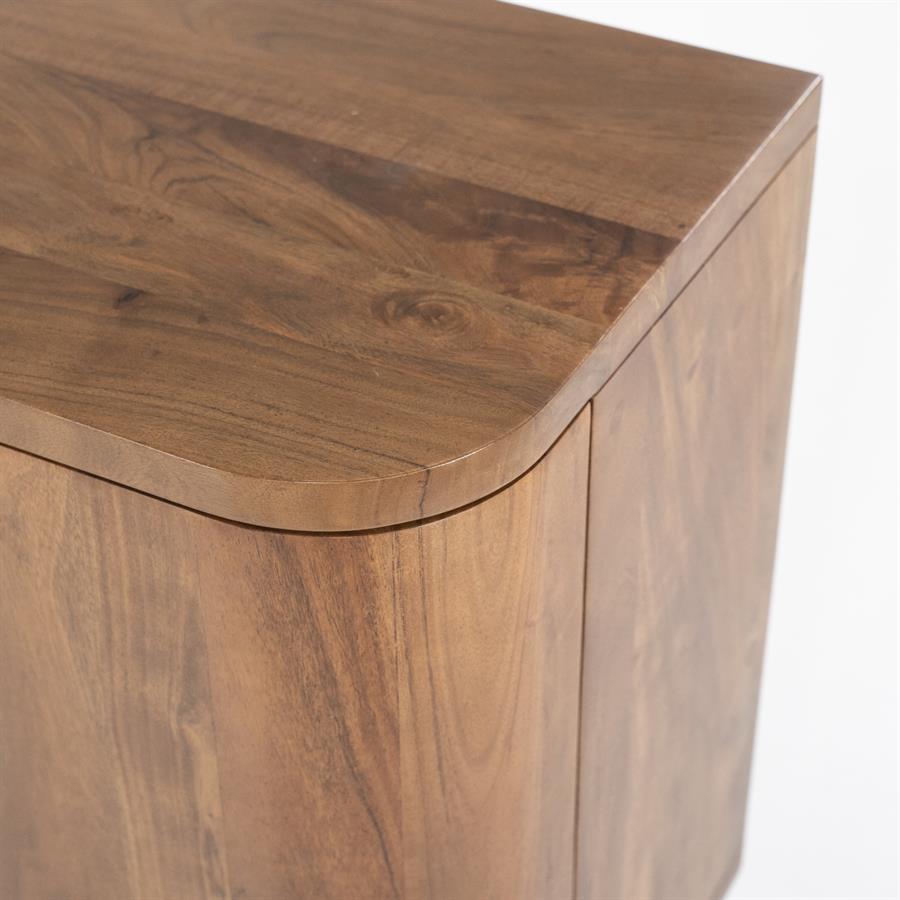 Detailaufnahme der abgerundeten Ecke und Maserung des Sideboard Julian 4-türig Akazienholz auf weißem Hintergrund - Eleonora
