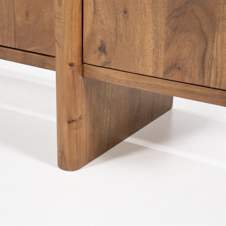 Detailaufnahme der Unterseite des Sideboards Julian mit den Holzbeinen auf weißem Hintergrund - Eleonora