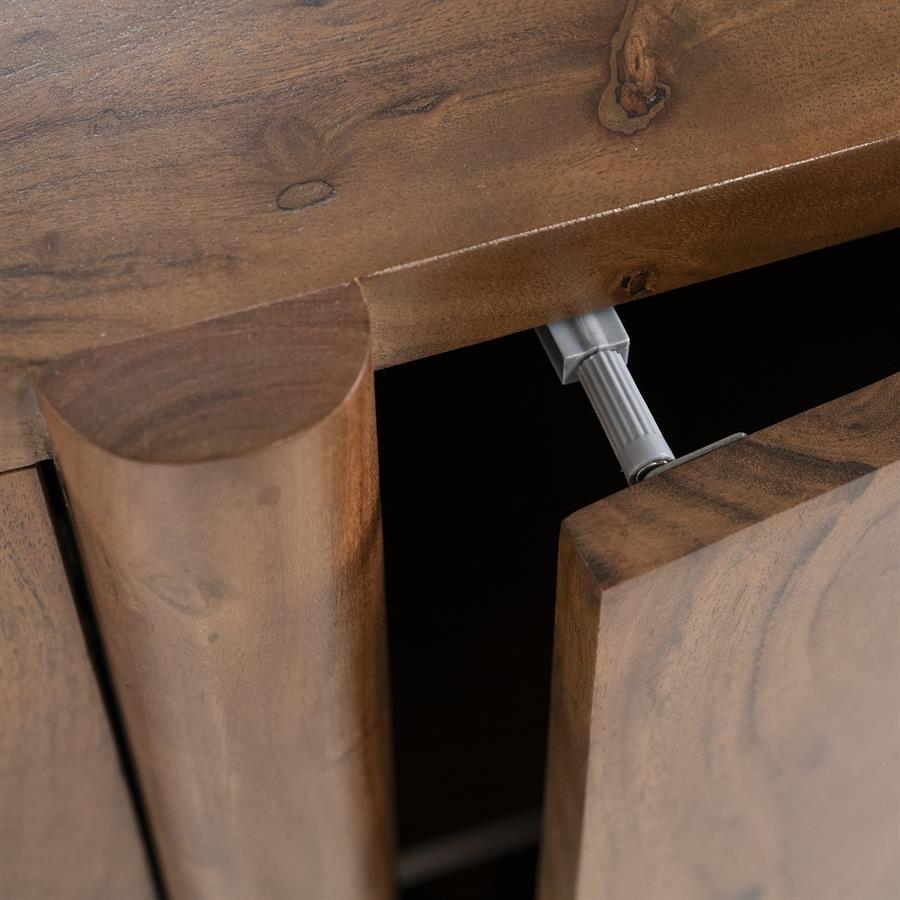 Nahaufnahme der Öffnung einer Schublade oder Tür des Sideboard Julian, mit einem grauen Mechanismus sichtbar - Eleonora