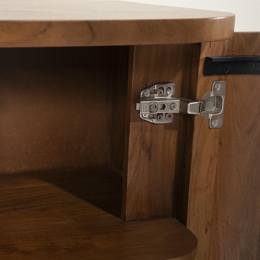 Detailaufnahme der offenen Tür des Sideboards Julian, mit Blick auf die Scharniere und die Innenseite - Eleonora