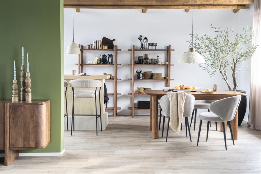 Wandkast Julian Akazienholz in einem modernen Interieur mit grüner Wand und Holzboden - Eleonora