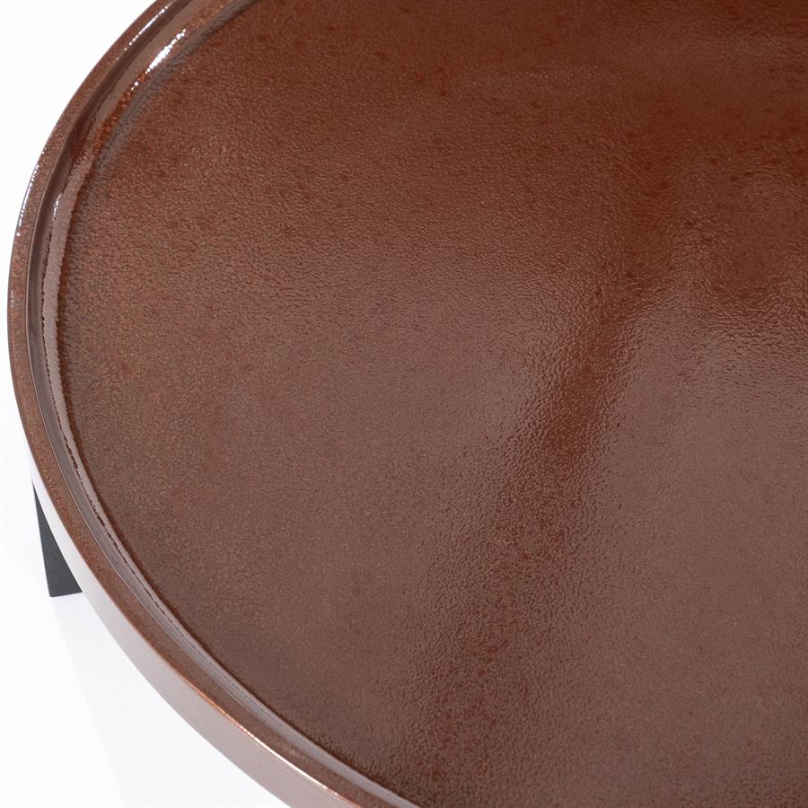 Detailaufnahme der Tischplatte des Couchtischs Mayson MDF, mit einer braunen, leicht strukturierten Oberfläche - Eleonora