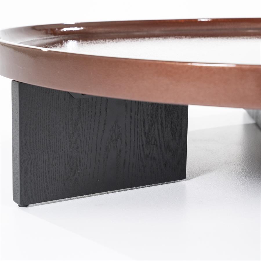 Detailaufnahme des Couchtisch Mayson MDF, mit dem braunen Rand und dunklen Holzbeinen auf weißem Hintergrund - Eleonora