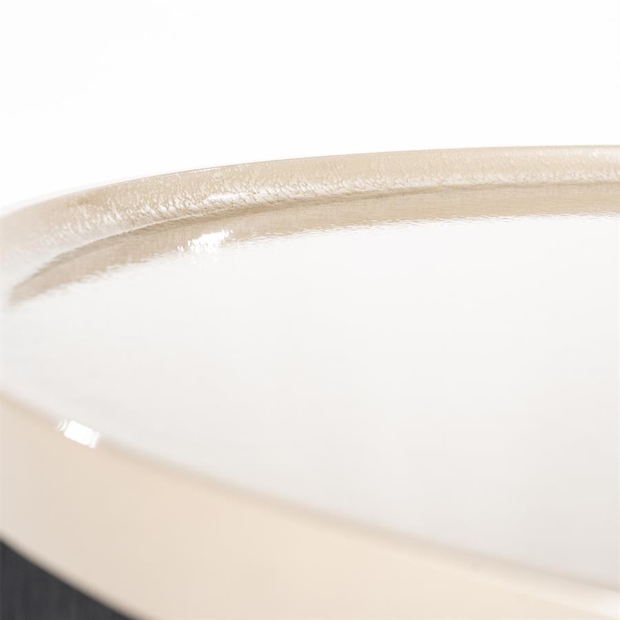 Detail der glänzenden, hellen Oberseite des Couchtischs Mayson MDF - Eleonora