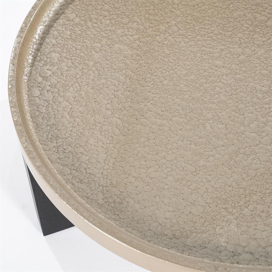 Detailaufnahme der Tischplatte des Couchtischs Mayson MDF, mit sandfarbener, strukturierter Oberfläche und goldenem Rand - Eleonora