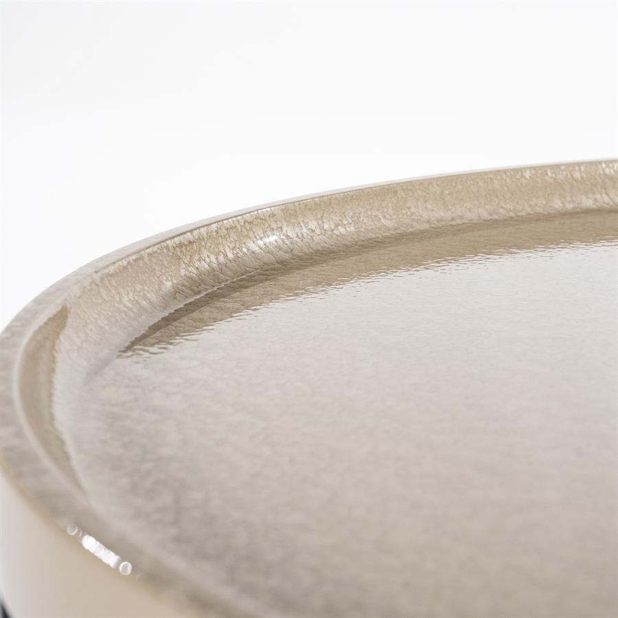 Detailaufnahme der Kante des Couchtischs Mayson MDF, mit leichter Textur und Glanz - Eleonora