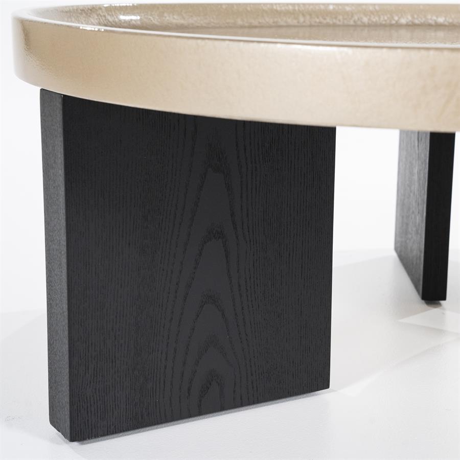 Detail des Couchtisch Mayson MDF mit Blick auf die schwarzen Holzbeine und den goldfarbenen Rand - Eleonora