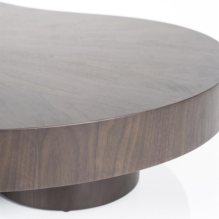 Detailaufnahme des Couchtischs Bobbie mit einer gebogenen Kante und dunkler Holzmaserung - Eleonora
