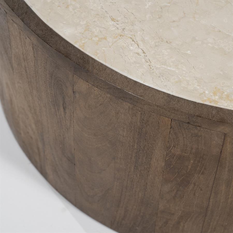Detailaufnahme des Couchtisch-Sets Hazel Mangoholz, Aufsicht mit der runden Marmorplatte - Eleonora
