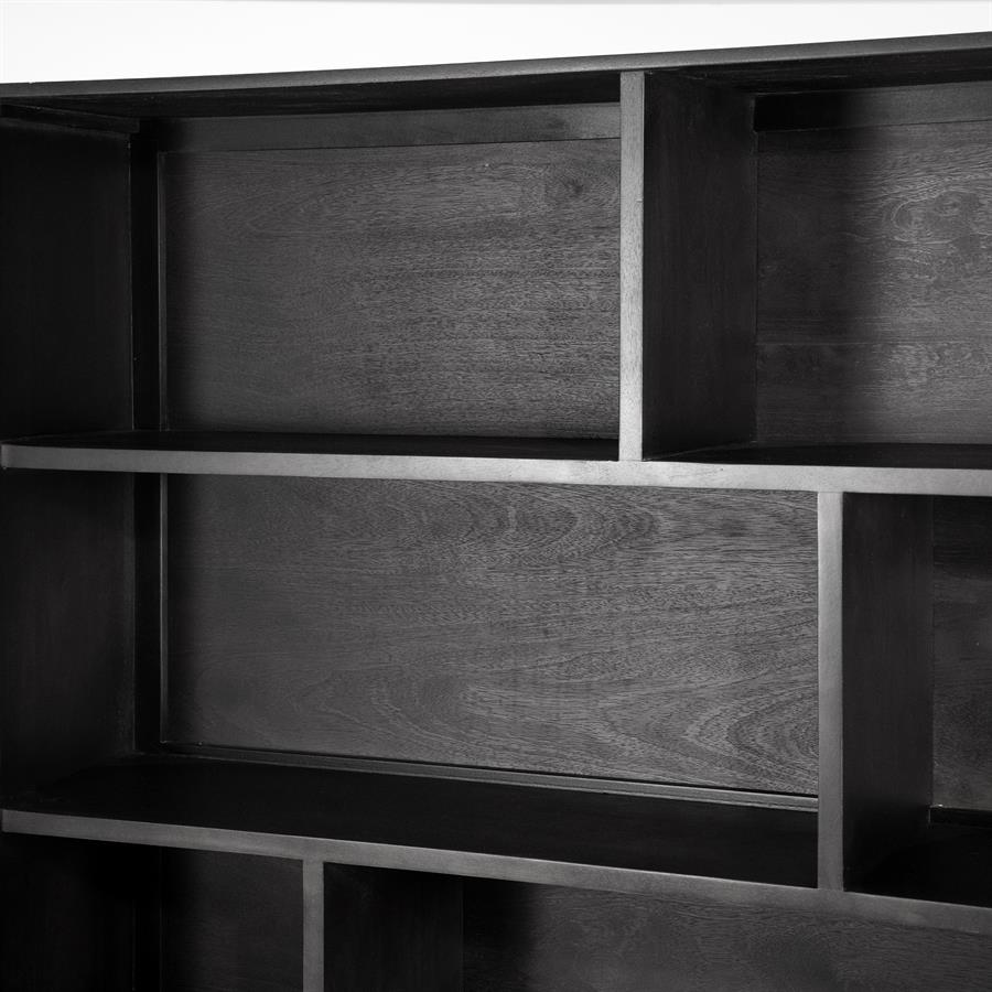 Detailansicht des Wandschranks Remi schwarz Mangoholz, mit Blick auf die verschiedenen Fächer und Regalböden - Eleonora