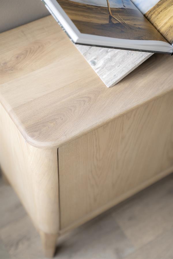 Sideboard Harvey in einem hellen Studio, Nahaufnahme der abgerundeten Ecke mit einem aufgeschlagenen Buch - Eleonora