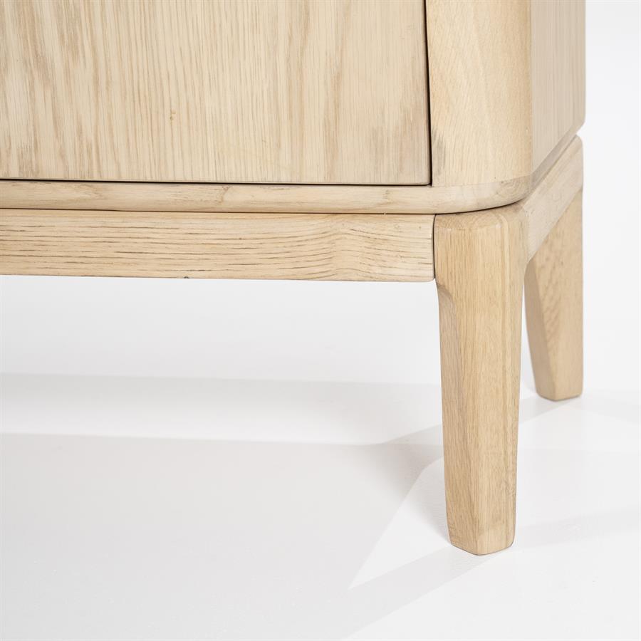Detail der Unterseite des Sideboards Harvey mit einem Bein und der sichtbaren Holzmaserung - Eleonora