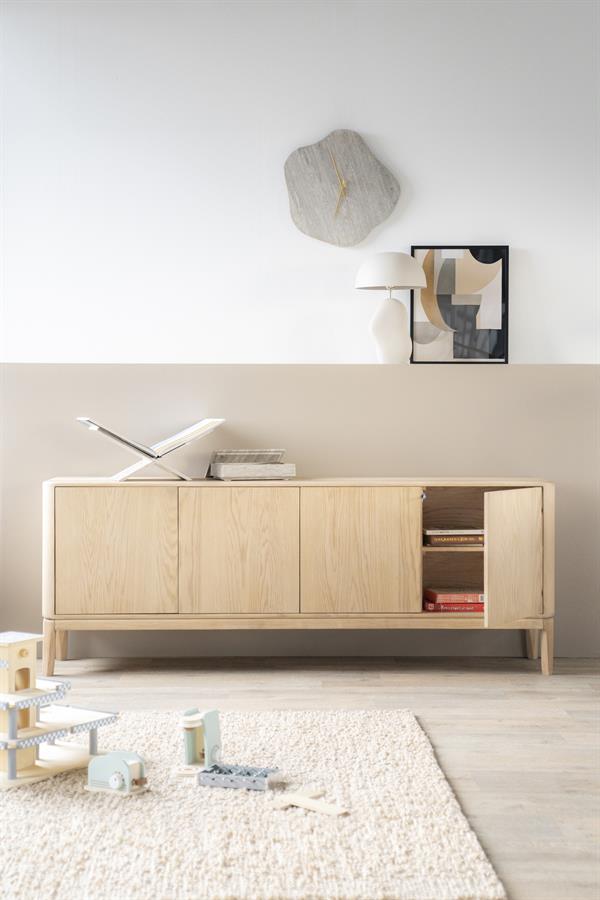 Sideboard Harvey in einem hellen Wohnzimmer mit Spielzeug auf einem Teppich, Tür offen - Eleonora