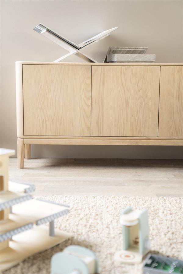 Sideboard Harvey in einem hellen Wohnzimmer mit Teppich und Spielzeug im Vordergrund - Eleonora