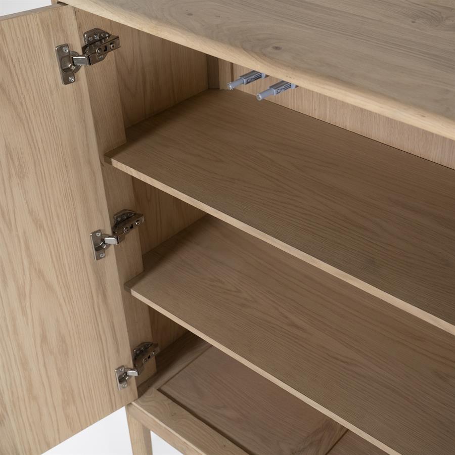 Detail der offenen Tür des Bücherregals Harvey mit Blick auf die Regalböden und Scharniere - Eleonora