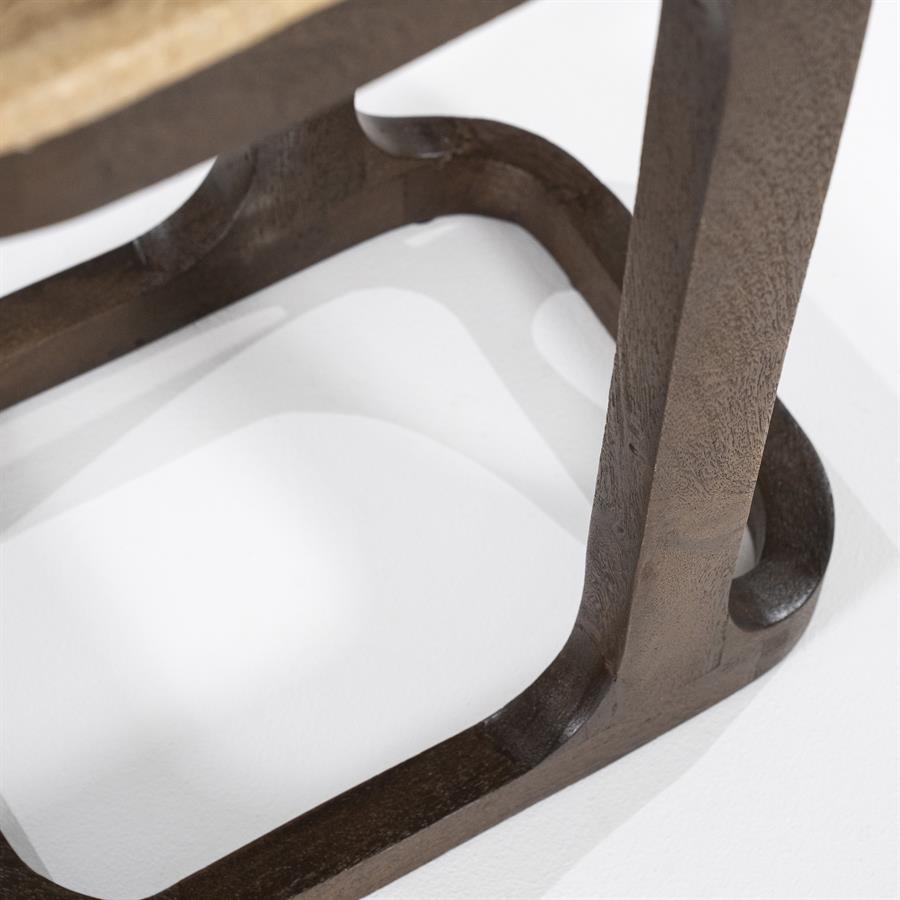 Detail der gebogenen Holzbeine des Beistelltisch Tyler Mangoholz auf weißem Hintergrund - Eleonora