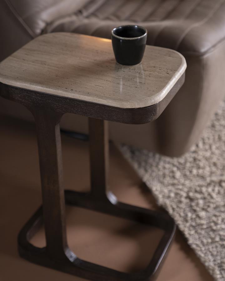 Beistelltisch Tyler Mangoholz mit einer Tasse darauf, von oben in einem Wohnzimmer fotografiert - Eleonora