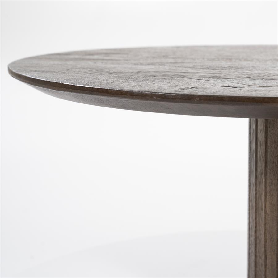 Detailaufnahme des Couchtisch Jordy Mangoholz, mit Fokus auf die runde Kante der Tischplatte und einen Teil des Beins - Eleonora
