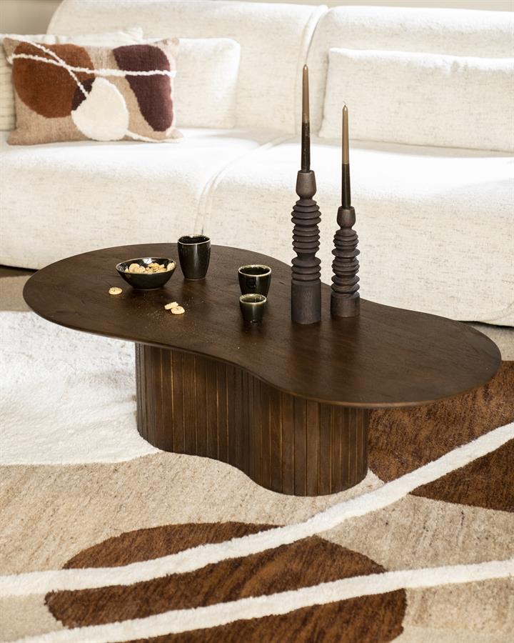 Couchtisch Jordy Mangoholz in einem stilvollen Wohnzimmer mit Sofa, Teppich und Dekoration - Eleonora