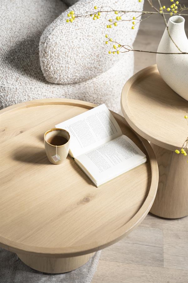 Beistelltisch Leia 46x49 Eichenfurnier mit Tee und einem offenen Buch auf einem hellen Teppich - Eleonora