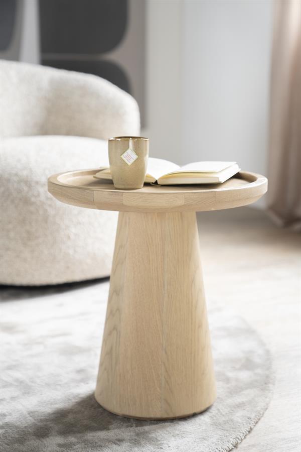 Beistelltisch Leia 46x49 Eichenfurnier in einem hellen Wohnzimmer mit einer Tasse Tee und offenem Buch - Eleonora
