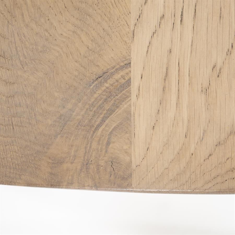 Detail des Couchtischs Selbu small Eiche, mit der natürlichen Holzmaserung und einer Naht - Eleonora