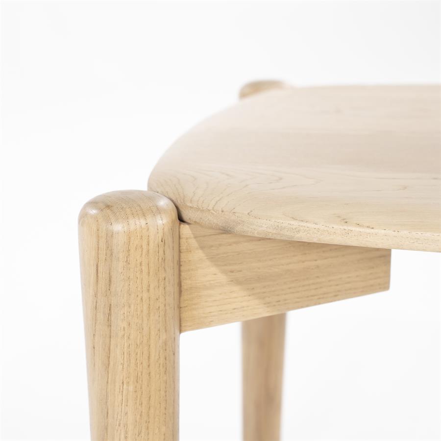 Detailaufnahme des Couchtischs Selbu small Eiche mit einem runden Bein und Tischplatte auf weißem Hintergrund - Eleonora