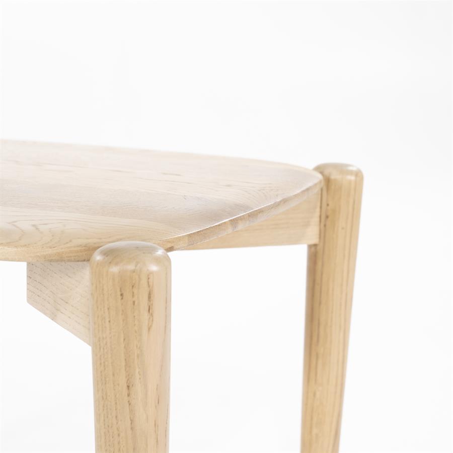 Detailansicht des Couchtisch Selbu small Eiche mit der runden Tischkante und den Beinen auf weißem Hintergrund - Eleonora