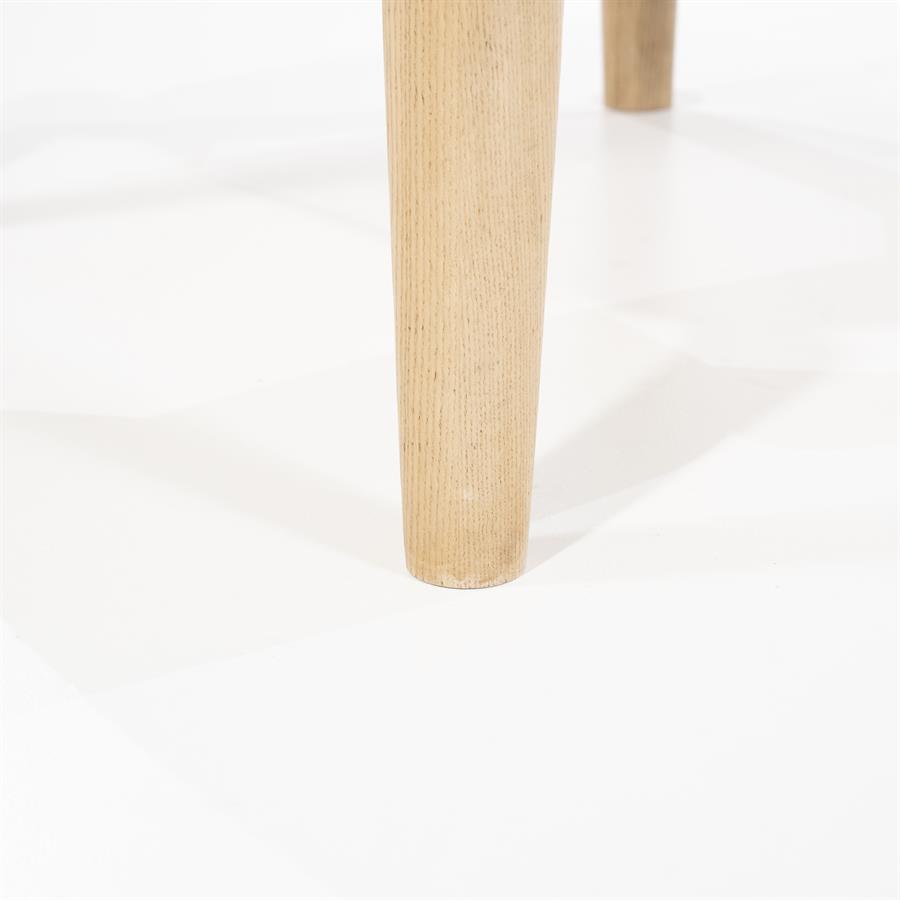 Nahaufnahme des Holzbeins des Couchtischs Selbu medium Eiche auf weißem Hintergrund - Eleonora