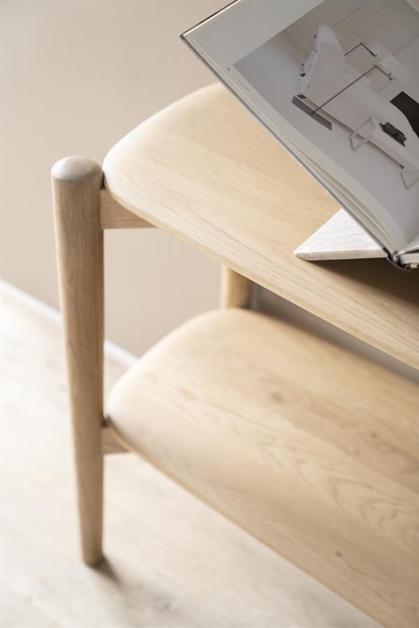 Detailaufnahme des Sideboard Selbu Eichenholz, mit einem offenen Buch auf der oberen Ablage - Eleonora