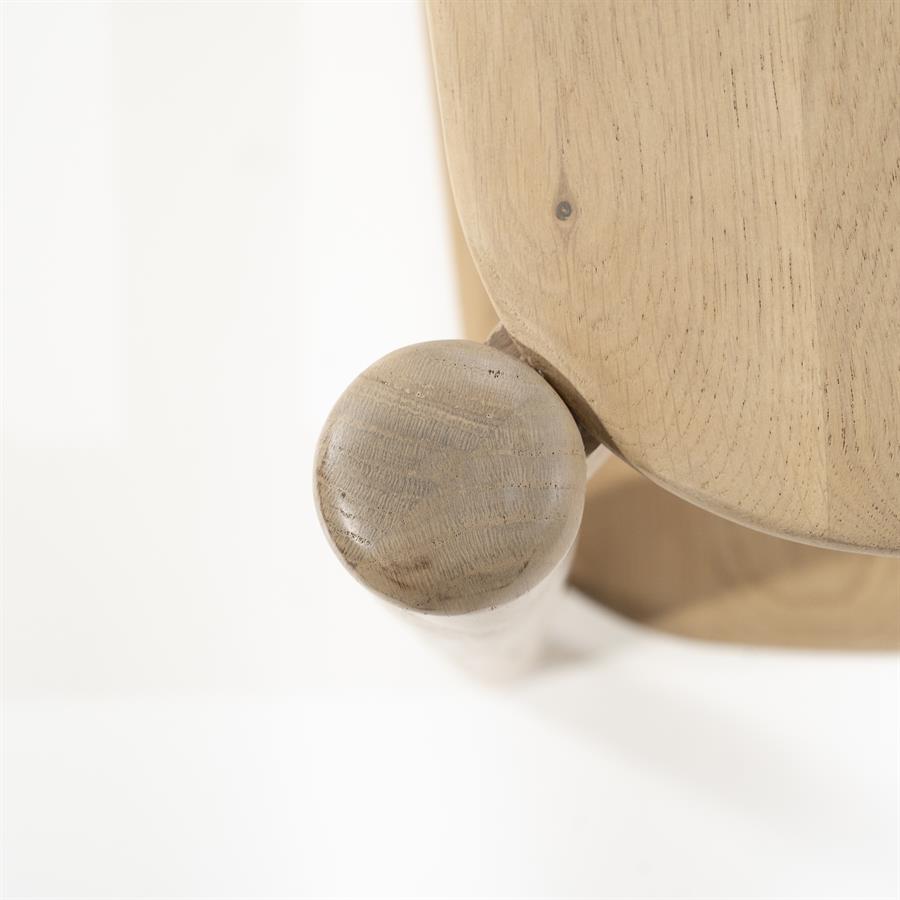 Detail des Sideboard Selbu Eichenholz, mit dem runden Holzbein und der Unterseite des Möbels - Eleonora
