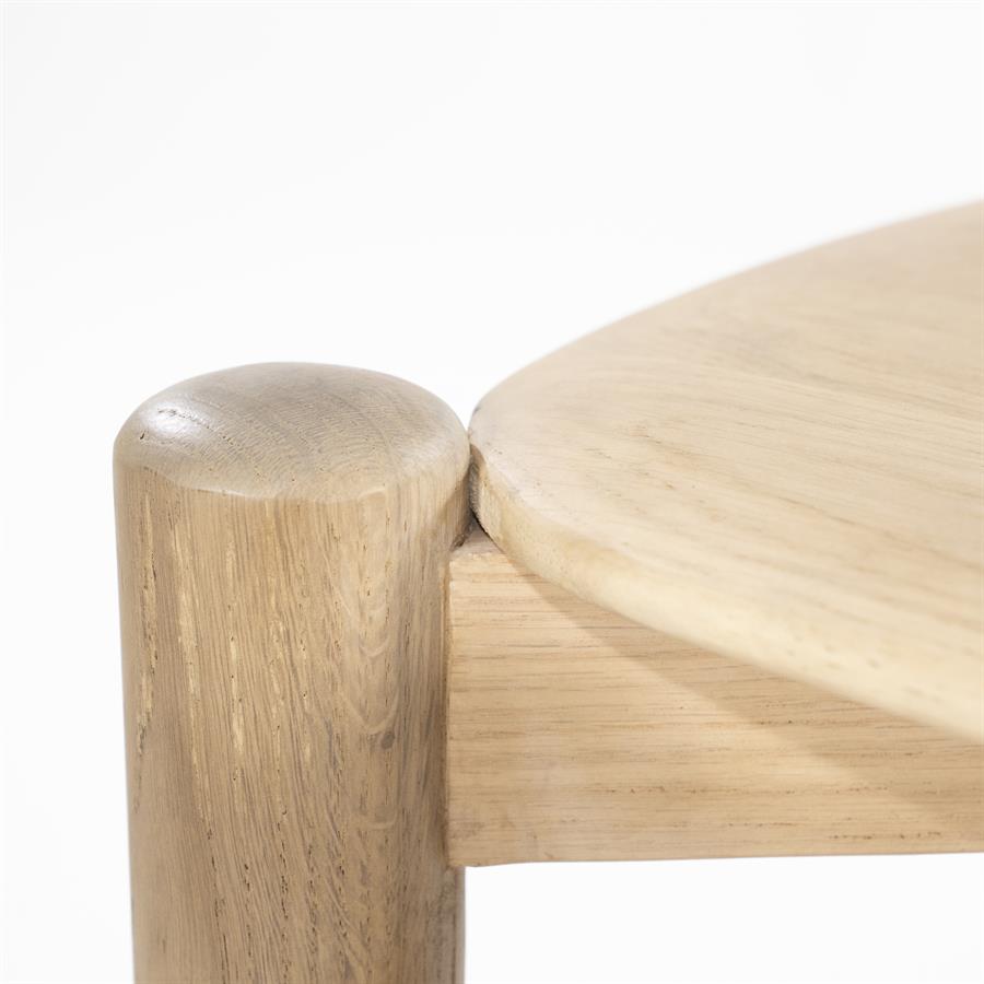 Nahaufnahme des Sideboard Selbu Eichenholz, mit Fokus auf das runde Bein und die Platte - Eleonora