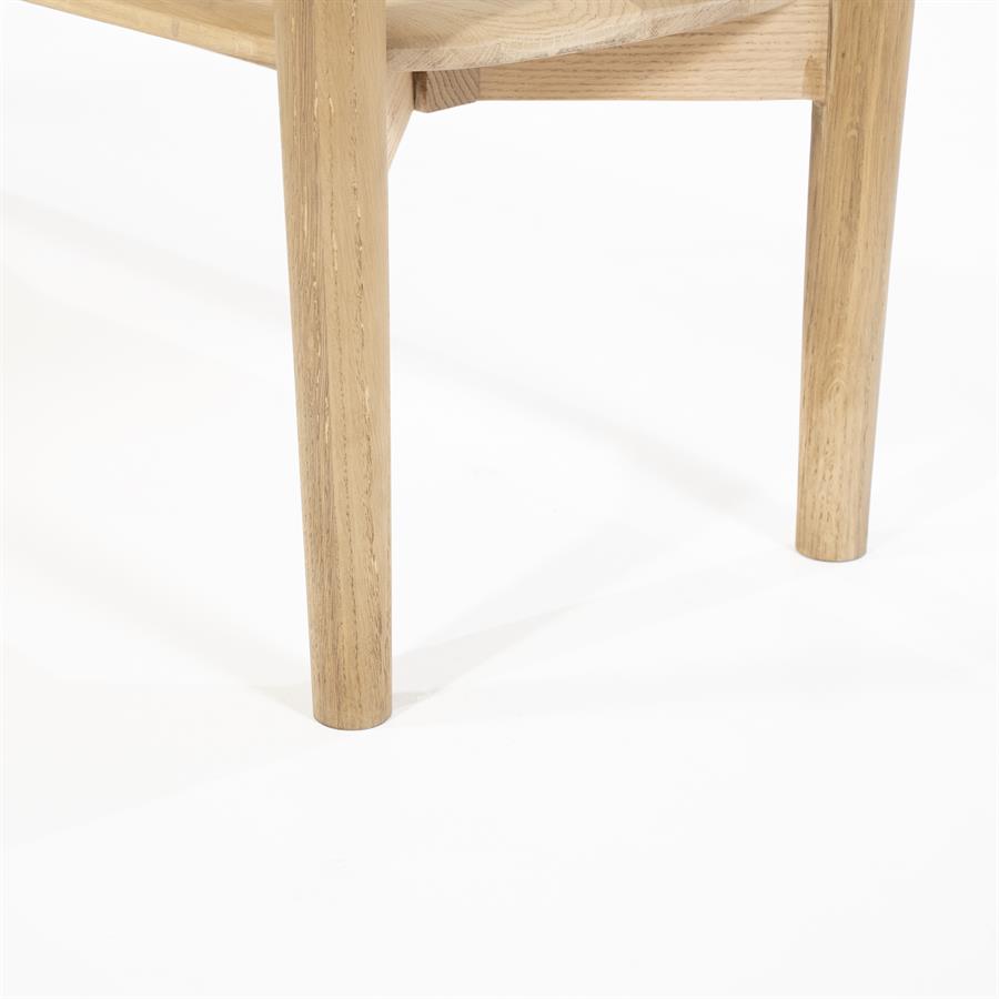 Detail der Holzbeine des Sideboard Selbu Eichenholz auf weißem Hintergrund - Eleonora
