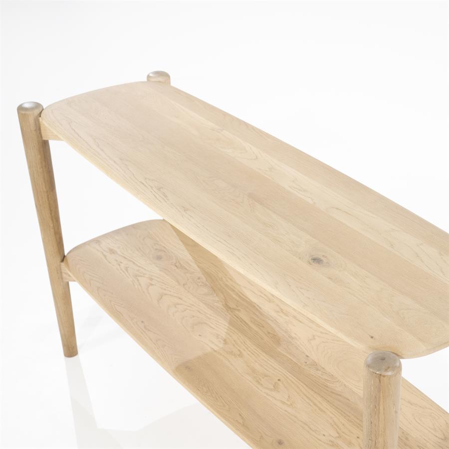 Nahaufnahme des Sideboard Selbu Eichenholz, mit den zwei Regalböden und Beinen auf weißem Hintergrund - Eleonora