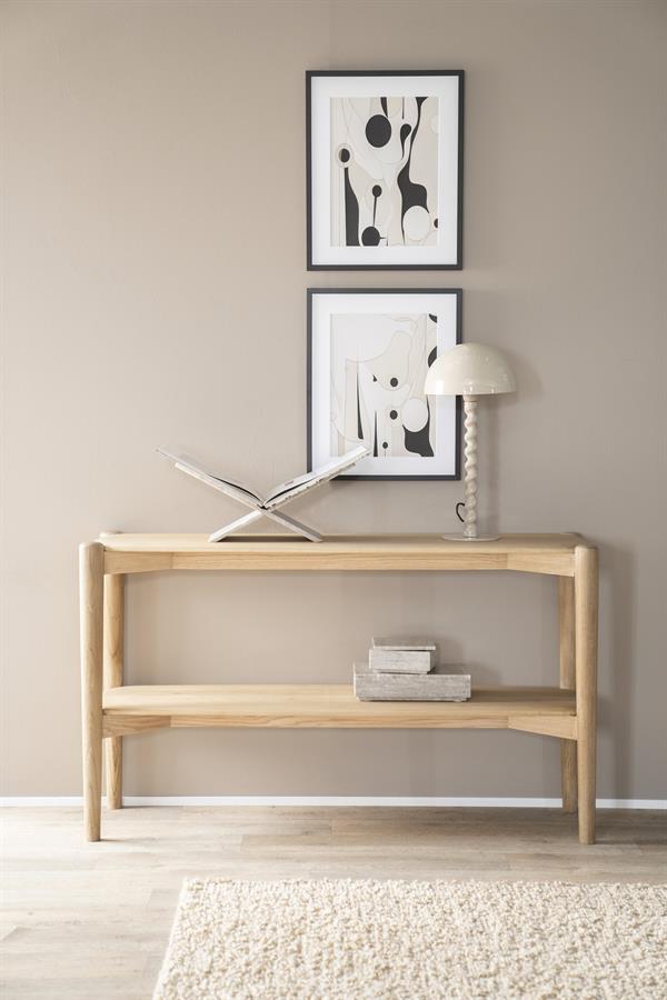 Sideboard Selbu Eichenholz in einem beigefarbenen Interieur mit zwei abstrakten Gemälden und einer Lampe - Eleonora